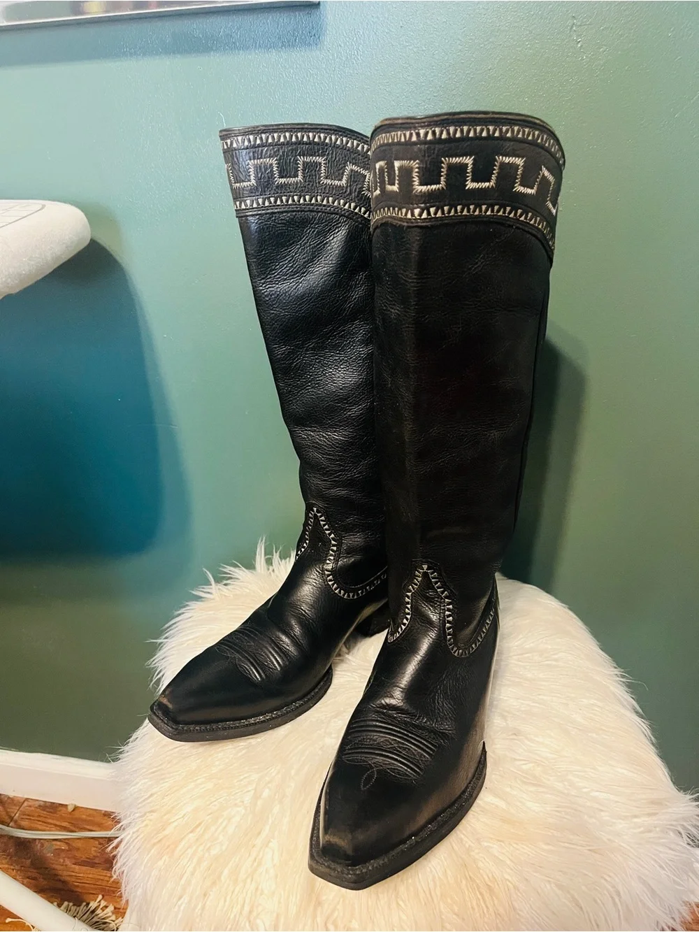 ARIATS !!! Black Leather Cowboy Boots with Decorative Stitching